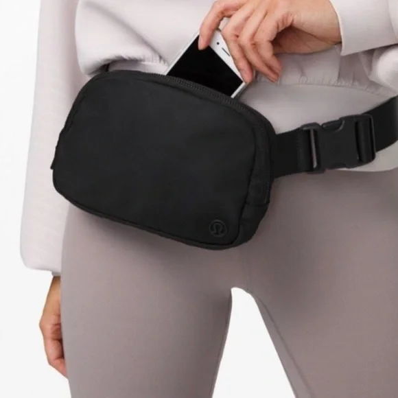 LAST ONE NWT Lululemon Everywhere Belt Bag in matte black Rare - Picture 7 of 10